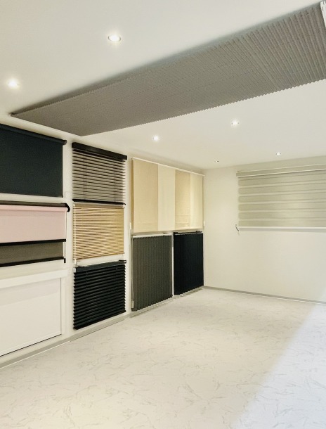 Découvrez notre vaste assortiment de stores intérieurs dans nos show-rooms d'Alleur, près de Liège, et de Mont Saint Guibert, dans le Brabant wallon